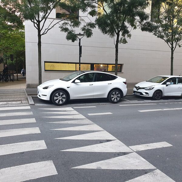 FSD Tesla en France avec une Model Y à Courbevoie