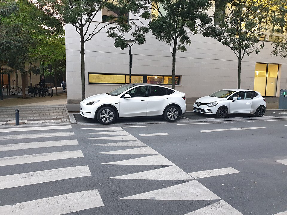 FSD Tesla en France avec une Model Y à Courbevoie