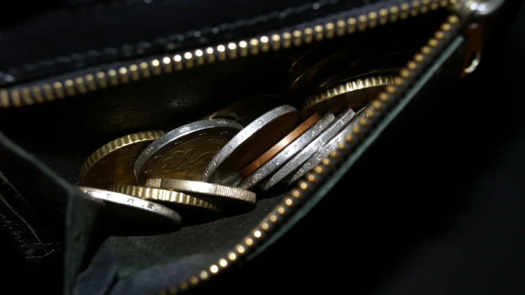 Gel des retraites : pièces en euros dans un porte-monnaie pour illustrer le pouvoir d’achat