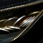 Gel des retraites : pièces en euros dans un porte-monnaie pour illustrer le pouvoir d’achat