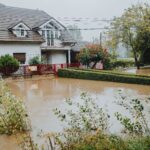Hausse des tarifs d’assurance en 2027 face aux risques d’inondation