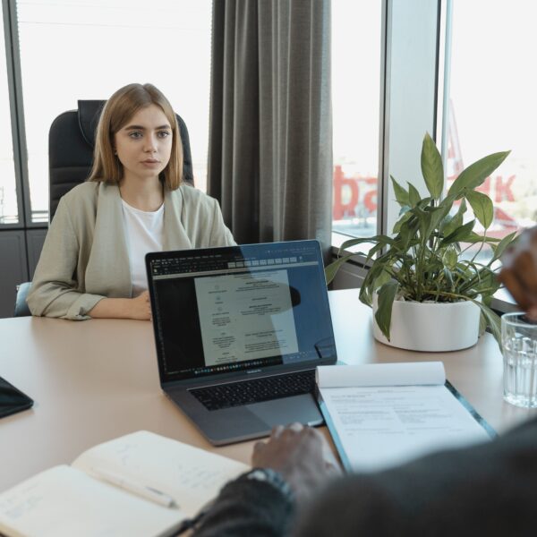 IA dans le recrutement : entretien entre un recruteur et une candidate