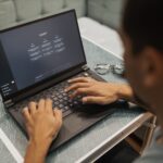 Impulsion IA 2027 : un salarié utilise une intelligence artificielle au travail