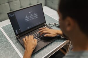 Impulsion IA 2027 : un salarié utilise une intelligence artificielle au travail