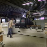 Industrie mécanique allemande : opérateur travaillant sur une machine CNC