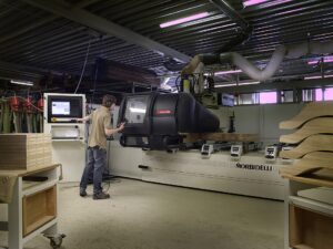 Industrie mécanique allemande : opérateur travaillant sur une machine CNC