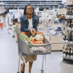 Inflation en France : une cliente avec un panier de produits alimentaires dans un supermarché