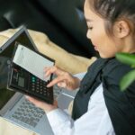 Investissement responsable : une jeune épargnante étudie ses placements