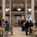 Intérieur de l’Apple Store Opéra à Paris, photo d’illustration de l’univers Apple.