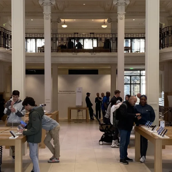 Intérieur de l’Apple Store Opéra à Paris, photo d’illustration de l’univers Apple.