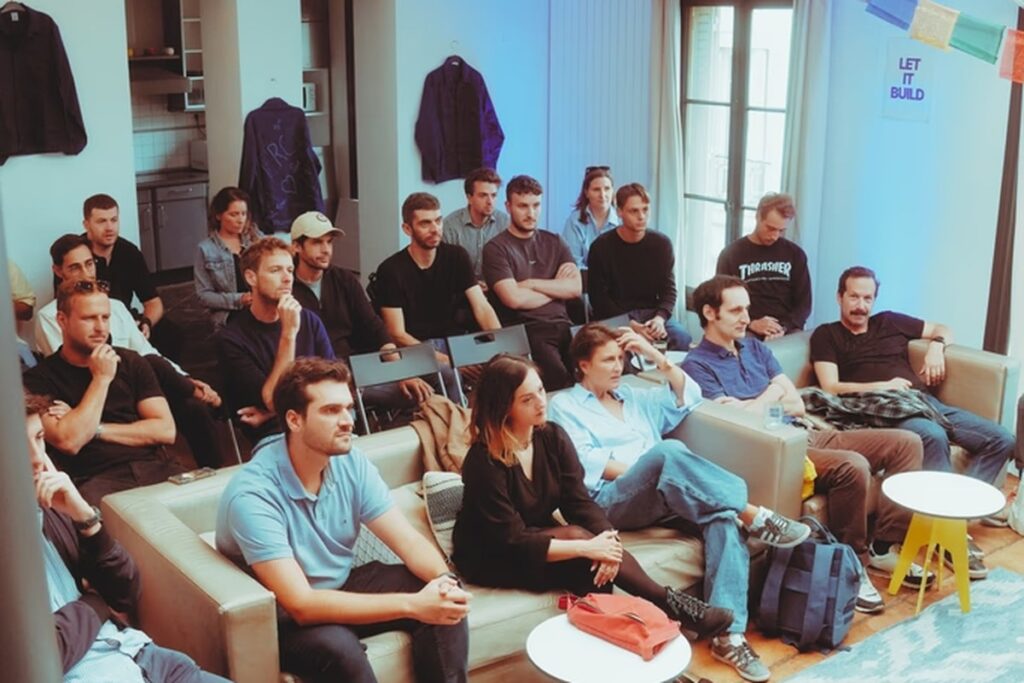 Jeunes entrepreneurs réunis pendant le programme Builders Factory à Paris