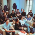 Jeunes entrepreneurs réunis pendant le programme Builders Factory à Paris