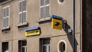 Transformation des bureaux de poste : façade d’un bureau La Poste en France