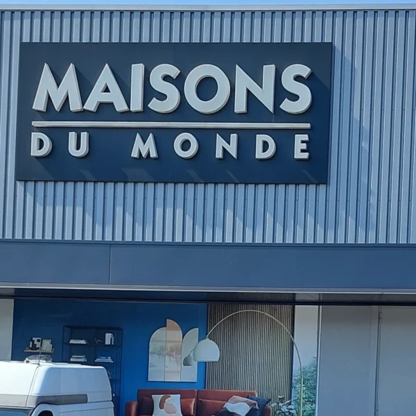 Enseigne Maisons du Monde sur la façade du magasin de Schweighouse-sur-Moder.