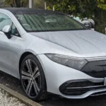 Mercedes EQS argentée, photo d’illustration du sujet sur la batterie solide.