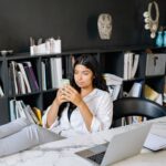 Messages privés LinkedIn : une professionnelle consulte un message sur son smartphone