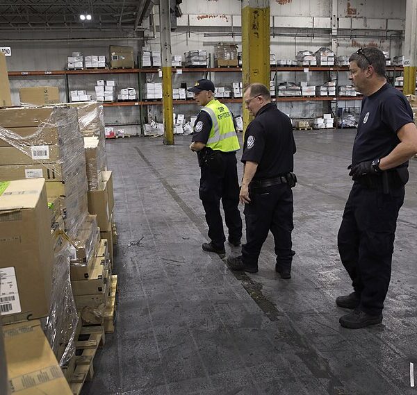 Petits colis importés contrôlés par les douanes avant leur livraison