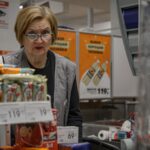 Prime d’activité 2027 : salariée travaillant à la caisse d’un commerce