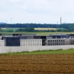 Prison de Rivesaltes : illustration par un chantier pénitentiaire photographié à Sanem au Luxembourg