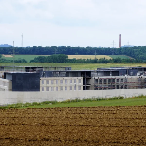 Prison de Rivesaltes : illustration par un chantier pénitentiaire photographié à Sanem au Luxembourg