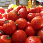 Tomates sur un marché alors que les prix des fruits et légumes augmentent après la sécheresse de 2026