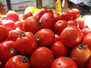 Tomates sur un marché alors que les prix des fruits et légumes augmentent après la sécheresse de 2026