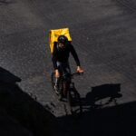 Procès Frichti : coursier à vélo illustrant le travail via les plateformes