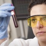 Programme DETECSEPS : scientifique examinant un échantillon sanguin en laboratoire