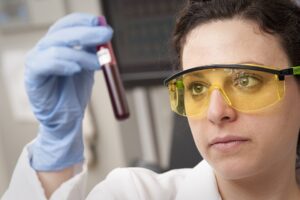 Programme DETECSEPS : scientifique examinant un échantillon sanguin en laboratoire