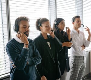 Prospection B2C : équipe commerciale utilisant le téléphone dans un centre d'appels