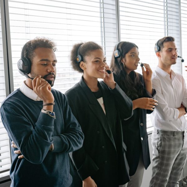 Prospection B2C : équipe commerciale utilisant le téléphone dans un centre d'appels