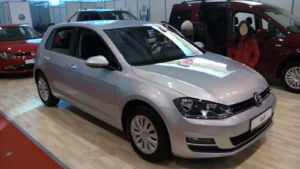 Rappel Volkswagen : Golf VII photographiée en 2016 lors d’un salon automobile, illustration des modèles à vérifier