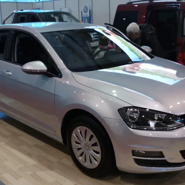 Rappel Volkswagen : Golf VII photographiée en 2016 lors d’un salon automobile, illustration des modèles à vérifier