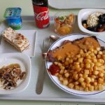 Plateau-repas dans un restaurant universitaire alors que le repas Crous à 1 euro est généralisé à tous les étudiants