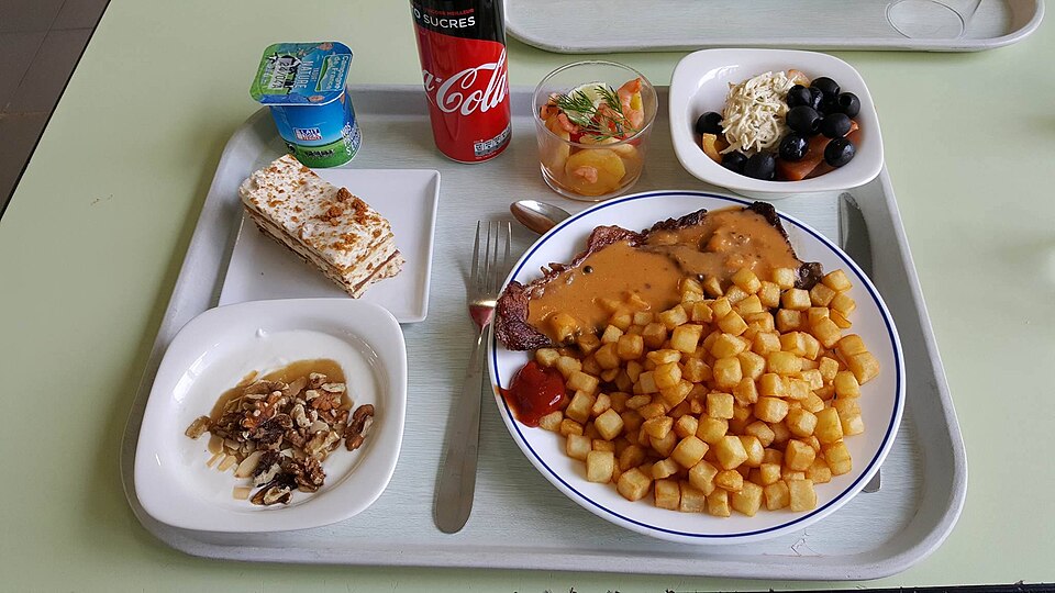 Plateau-repas dans un restaurant universitaire alors que le repas Crous à 1 euro est généralisé à tous les étudiants
