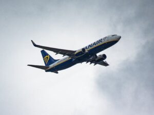Boeing 737 Ryanair en vol alors que la compagnie réduit son programme hiver 2026