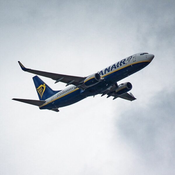 Boeing 737 Ryanair en vol alors que la compagnie réduit son programme hiver 2026