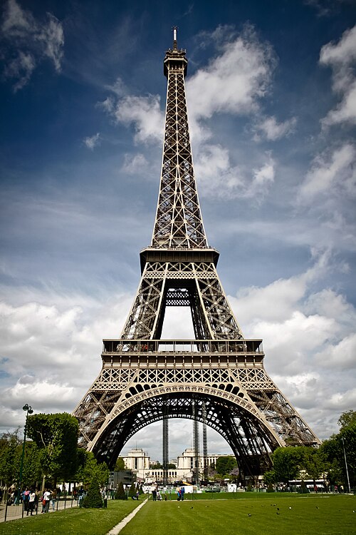 Salariées de la tour Eiffel écartées : quand les exigences d’un visiteur deviennent un risque pour l’employeur