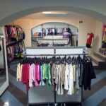 Seconde main Vinted : vêtements dans une boutique de seconde main