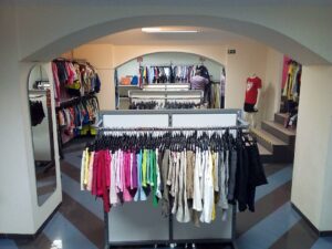 Seconde main Vinted : vêtements dans une boutique de seconde main