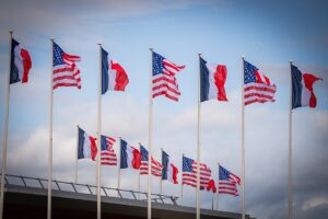 Subventions américaines : drapeaux français et américain avant la présidentielle 2027