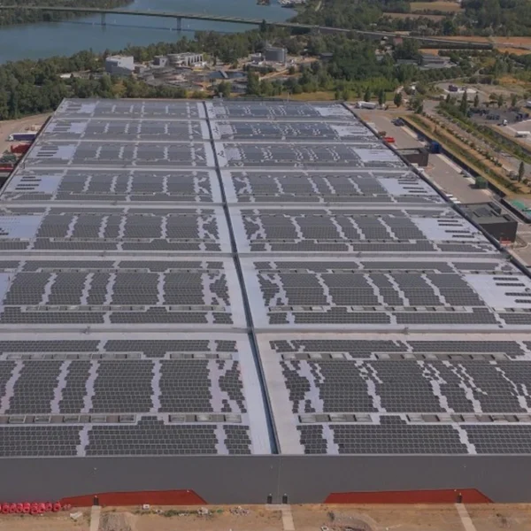 Sunrock : panneaux photovoltaïques sur la toiture d’un site logistique à Valence