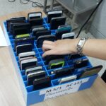 Téléphones portables d’élèves rangés dans un casier pendant les cours au lycée
