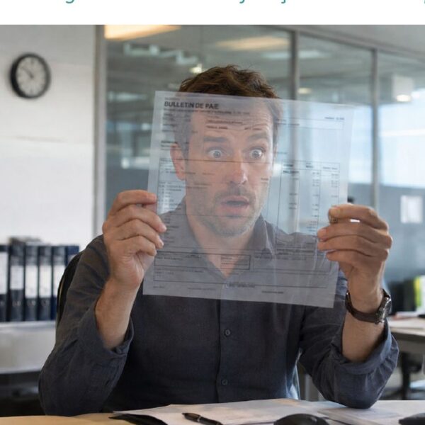 Transparence salariale : salarié consultant un bulletin de paie en entreprise