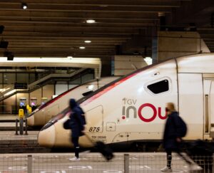 Voyage en train en France avec des voyageurs dans une gare TGV
