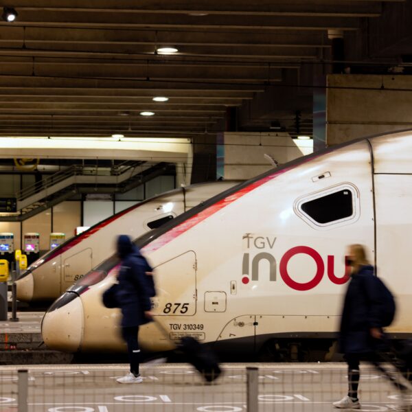Voyage en train en France avec des voyageurs dans une gare TGV