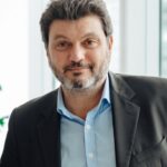 Johan Benilsi, président de Sideby, en veste sombre et chemise bleue.