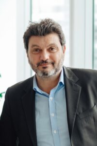 Johan Benilsi, président de Sideby, en veste sombre et chemise bleue.
