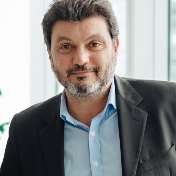 Johan Benilsi, président de Sideby, en veste sombre et chemise bleue.