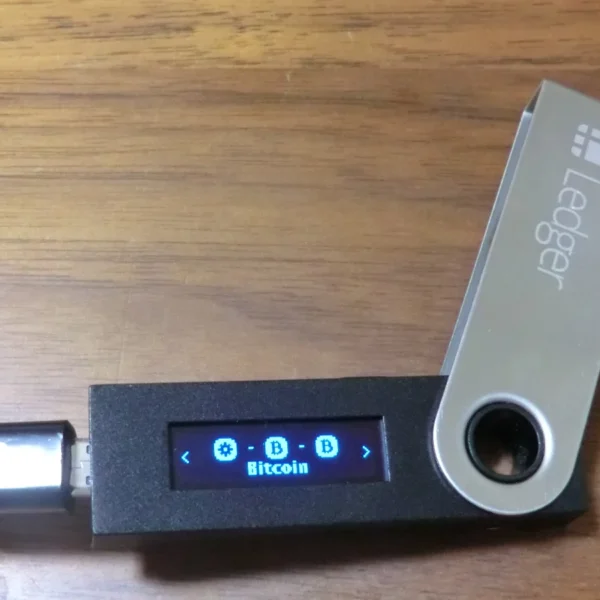 Portefeuille matériel Ledger Nano S connecté par USB, utilisé en illustration des agressions crypto.